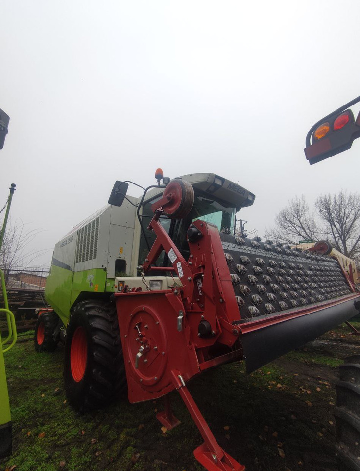 Комбайн Claas Mega 350 - Зерноуборочный комбайн: фото 1 Комбайн Claas Mega 350 - Зерноуборочный комбайн: фото 1