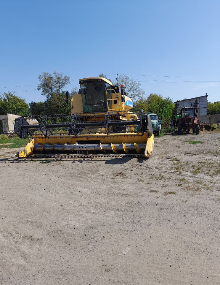 Комбайн NEW HOLLAND TC-56 - Зерноуборочный комбайн: фото 1 Комбайн NEW HOLLAND TC-56 - Зерноуборочный комбайн: фото 1