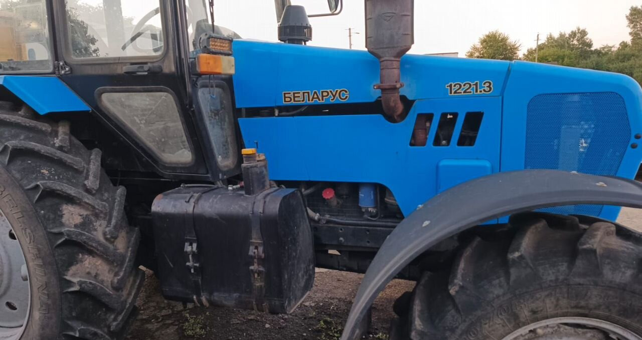 МТЗ (Беларус) 1221.3 - Трактор: фото 2 МТЗ (Беларус) 1221.3 - Трактор: фото 2