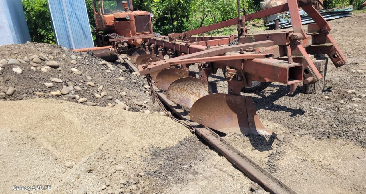 Плуг ПЛН-8-35 - Плуг: фото 1 Плуг ПЛН-8-35 - Плуг: фото 1