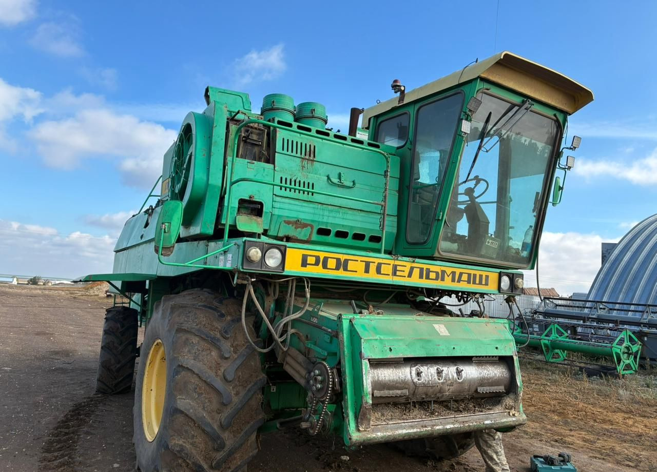 Ростсельмаш Дон 1500Б - Зерноуборочный комбайн: фото 1 Ростсельмаш Дон 1500Б - Зерноуборочный комбайн: фото 1