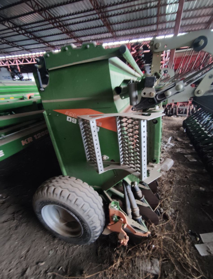 Сеялка механическая навесная Amazon D9-4000 - Сеялка: фото 1 Сеялка механическая навесная Amazon D9-4000 - Сеялка: фото 1