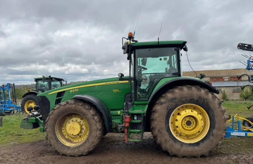 Трактор John Deere 8430 - Трактор: фото 2 Трактор John Deere 8430 - Трактор: фото 2