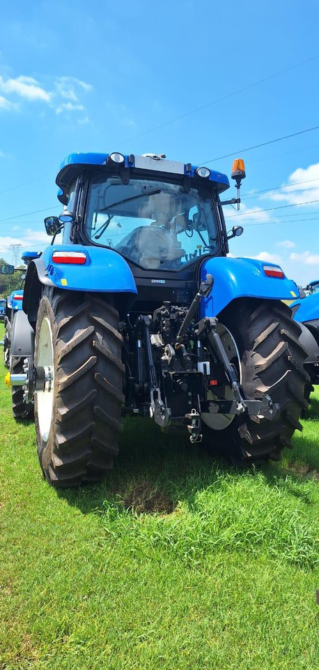 Трактор New Holland T7060 - Трактор: фото 3 Трактор New Holland T7060 - Трактор: фото 3
