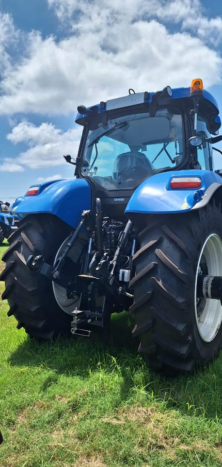 Трактор New Holland T7060 - Трактор: фото 4 Трактор New Holland T7060 - Трактор: фото 4
