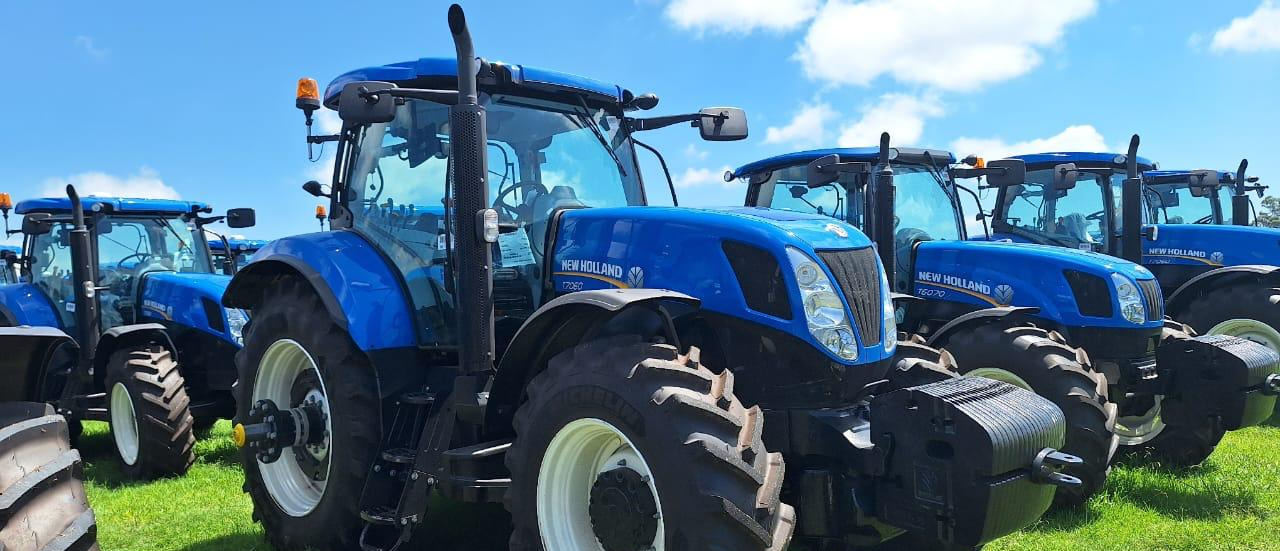 Трактор New Holland T7060 - Трактор: фото 1 Трактор New Holland T7060 - Трактор: фото 1