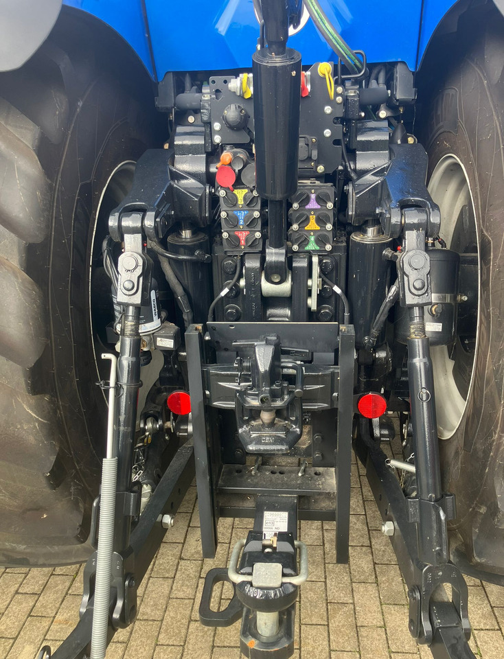 Трактор New Holland T8.435 - Трактор: фото 4 Трактор New Holland T8.435 - Трактор: фото 4