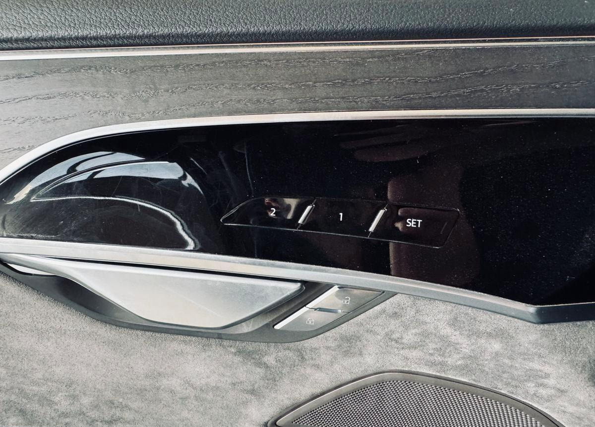 Легковой автомобиль Audi A8: фото 23