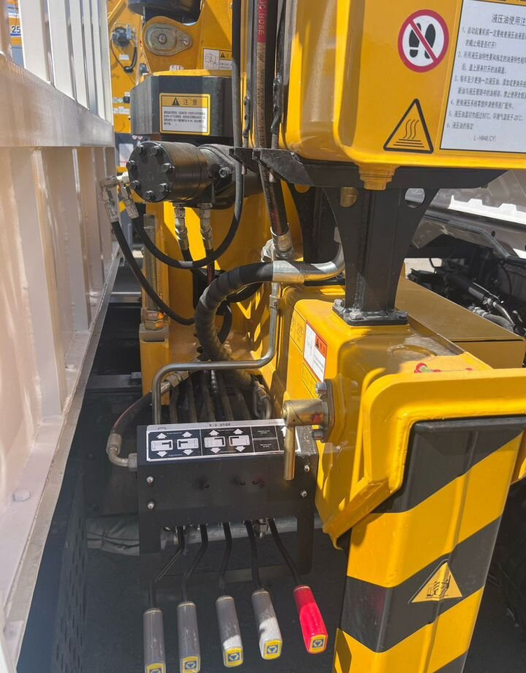 Новый Грузовик бортовой/ Платформа, Автоманипулятор Isuzu Elf (N-series): фото 9