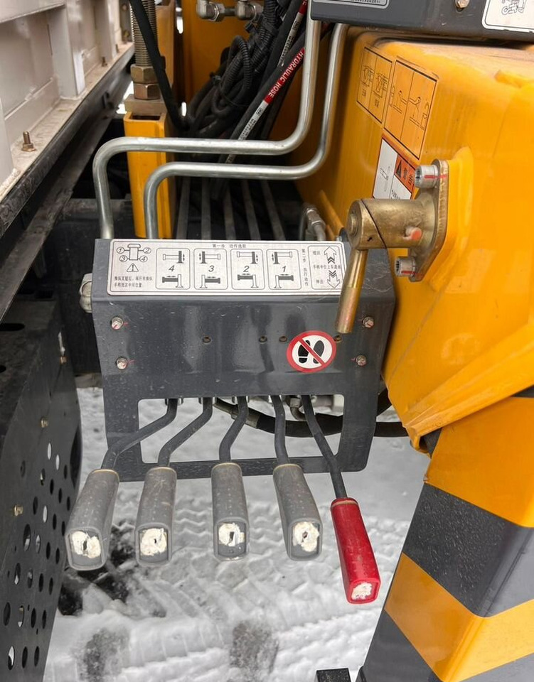 Новый Грузовик бортовой/ Платформа, Автоманипулятор Isuzu Elf: фото 11 Новый Грузовик бортовой/ Платформа, Автоманипулятор Isuzu Elf: фото 11