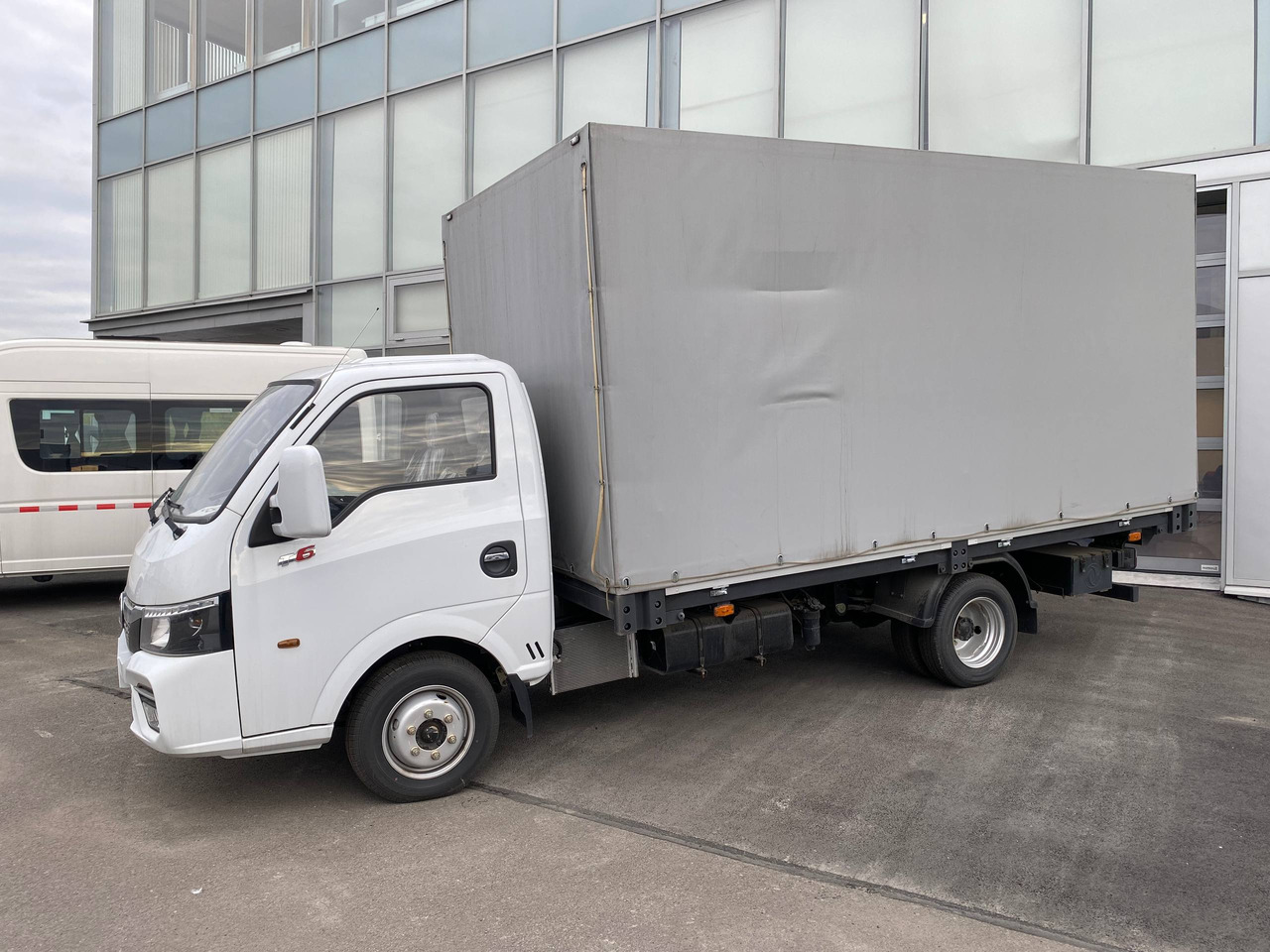 Dongfeng Q35 - Тентованный фургон: фото 1 Dongfeng Q35 - Тентованный фургон: фото 1