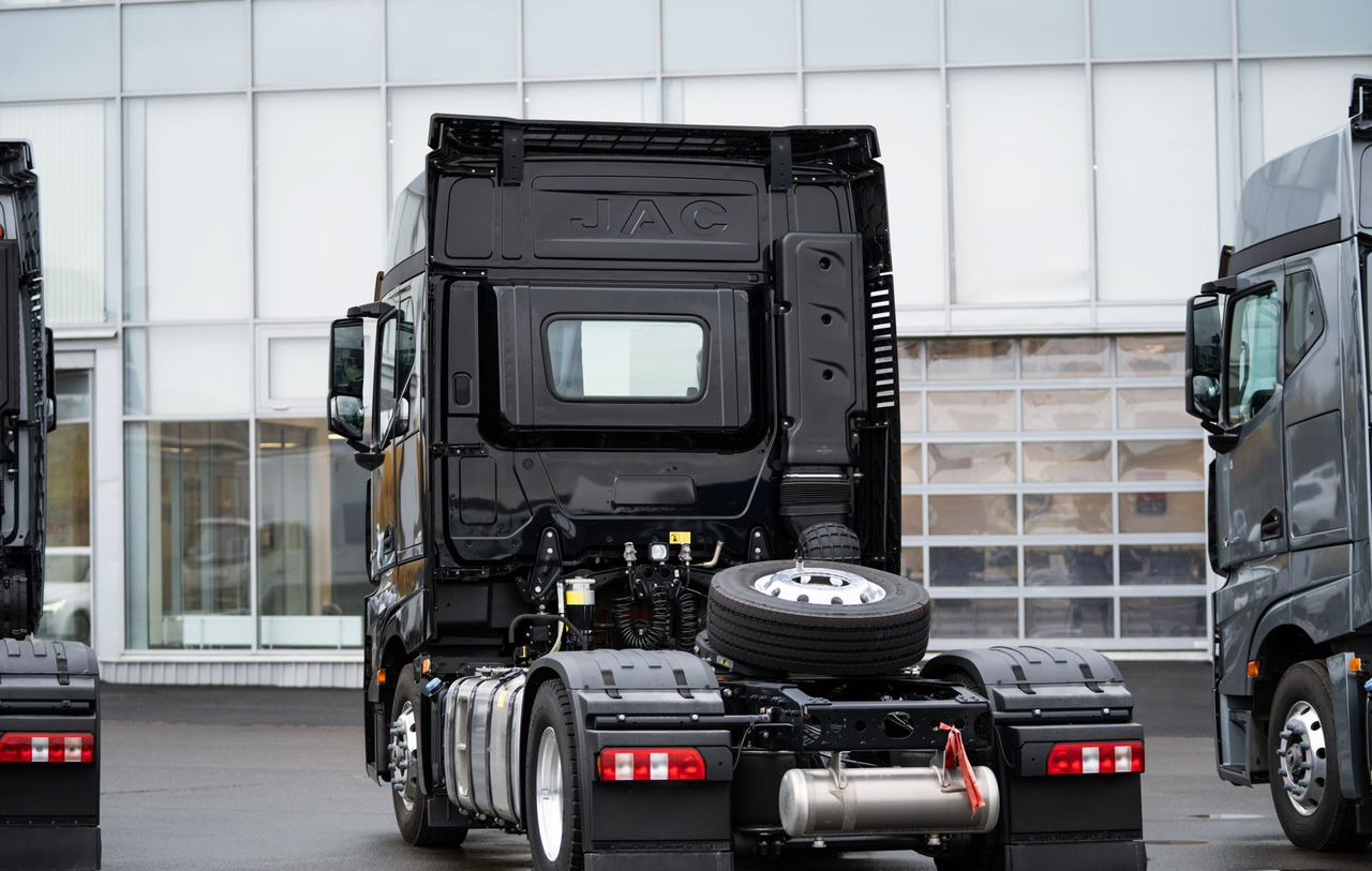 JAC K7 - Тягач: фото 2 JAC K7 - Тягач: фото 2