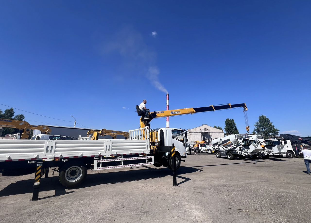 Isuzu Elf (N-series) - Грузовик бортовой/ Платформа, Автоманипулятор: фото 4 Isuzu Elf (N-series) - Грузовик бортовой/ Платформа, Автоманипулятор: фото 4