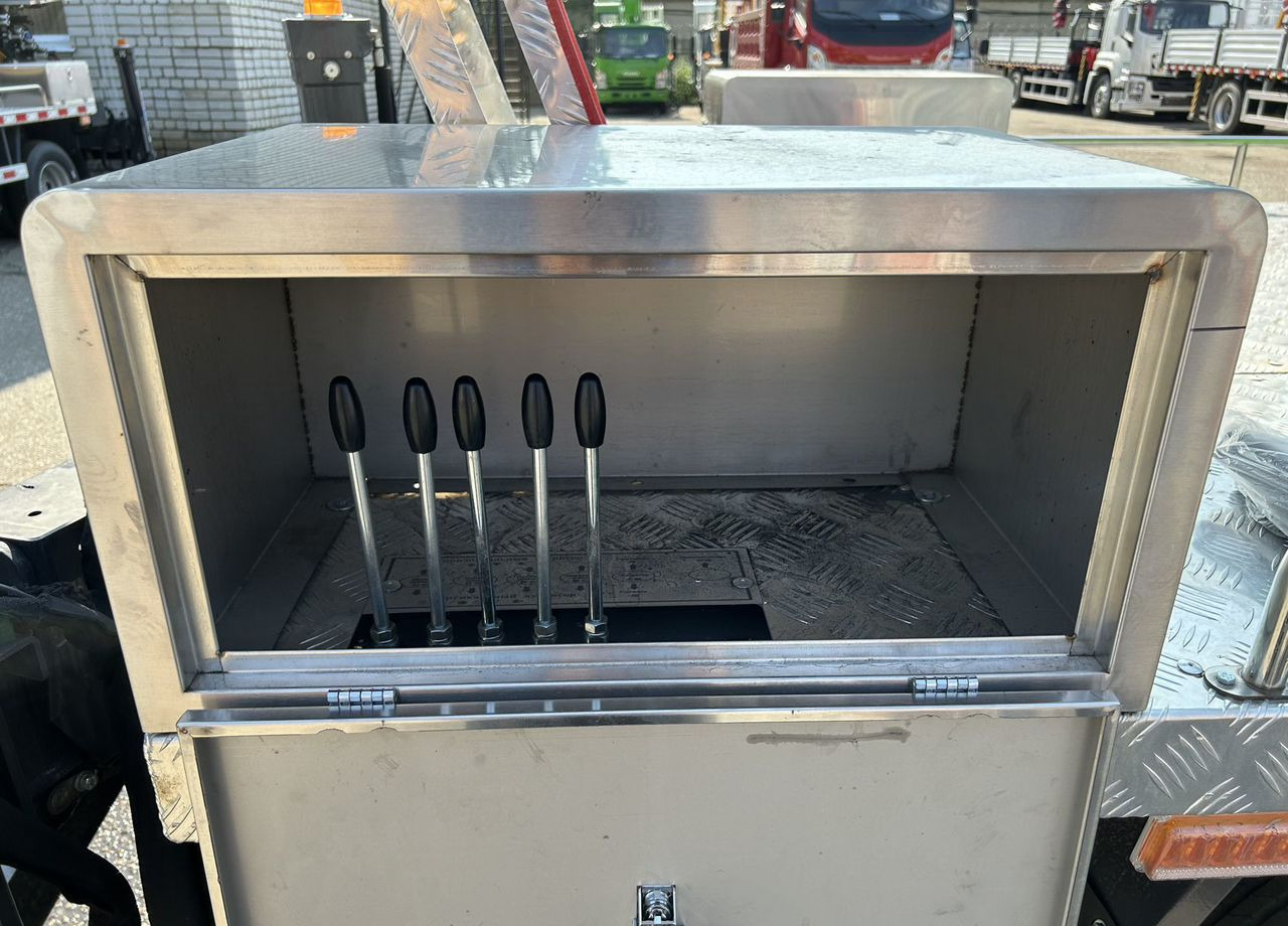 Новый Грузовик с подъемником Isuzu Elf: фото 8 Новый Грузовик с подъемником Isuzu Elf: фото 8