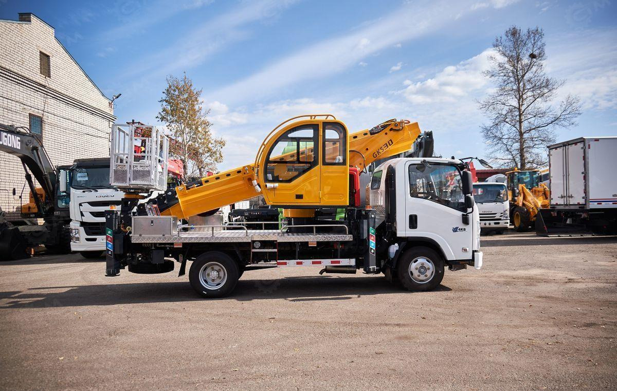 Isuzu Elf - Грузовик с подъемником: фото 1 Isuzu Elf - Грузовик с подъемником: фото 1