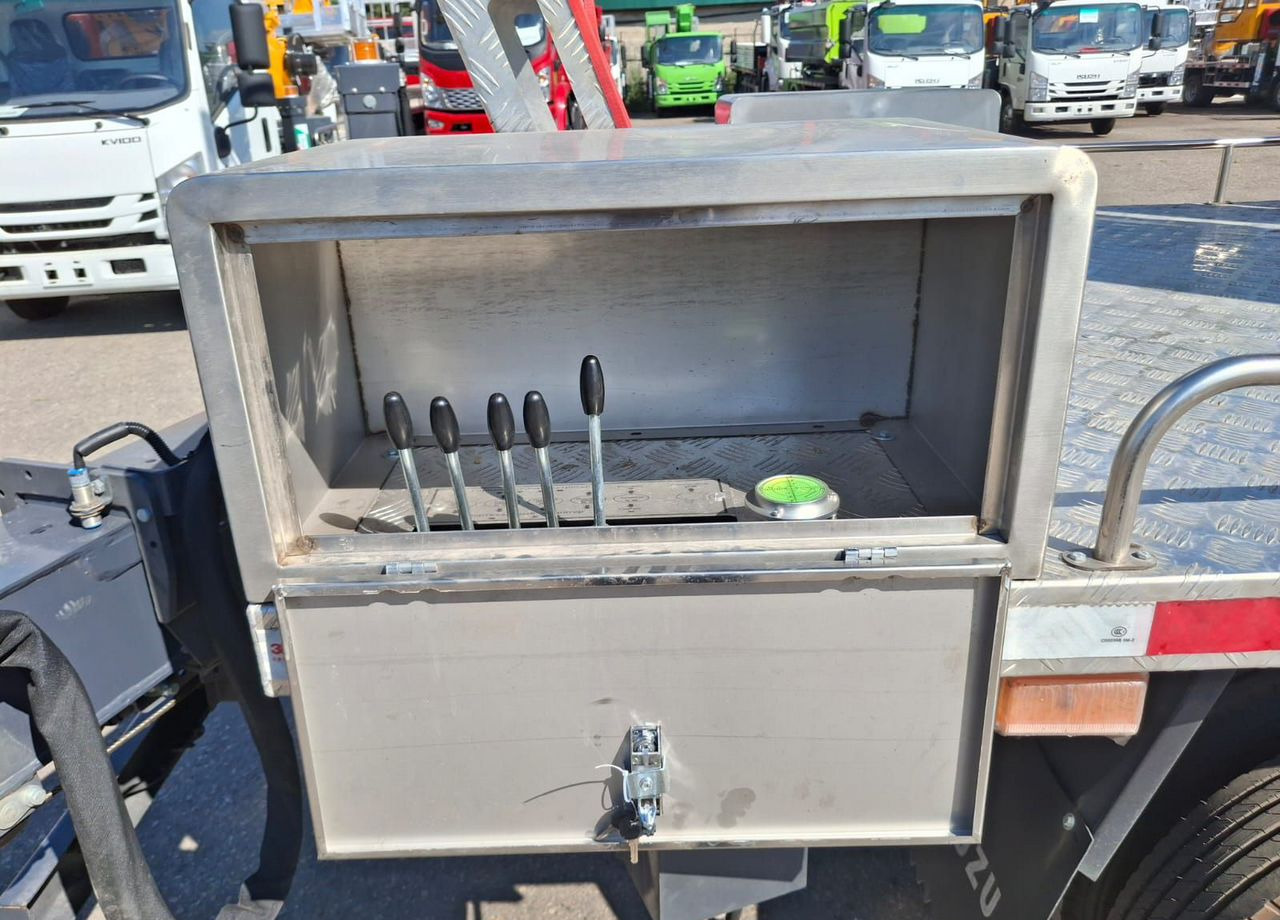 Новый Грузовик с подъемником Isuzu Elf: фото 20 Новый Грузовик с подъемником Isuzu Elf: фото 20