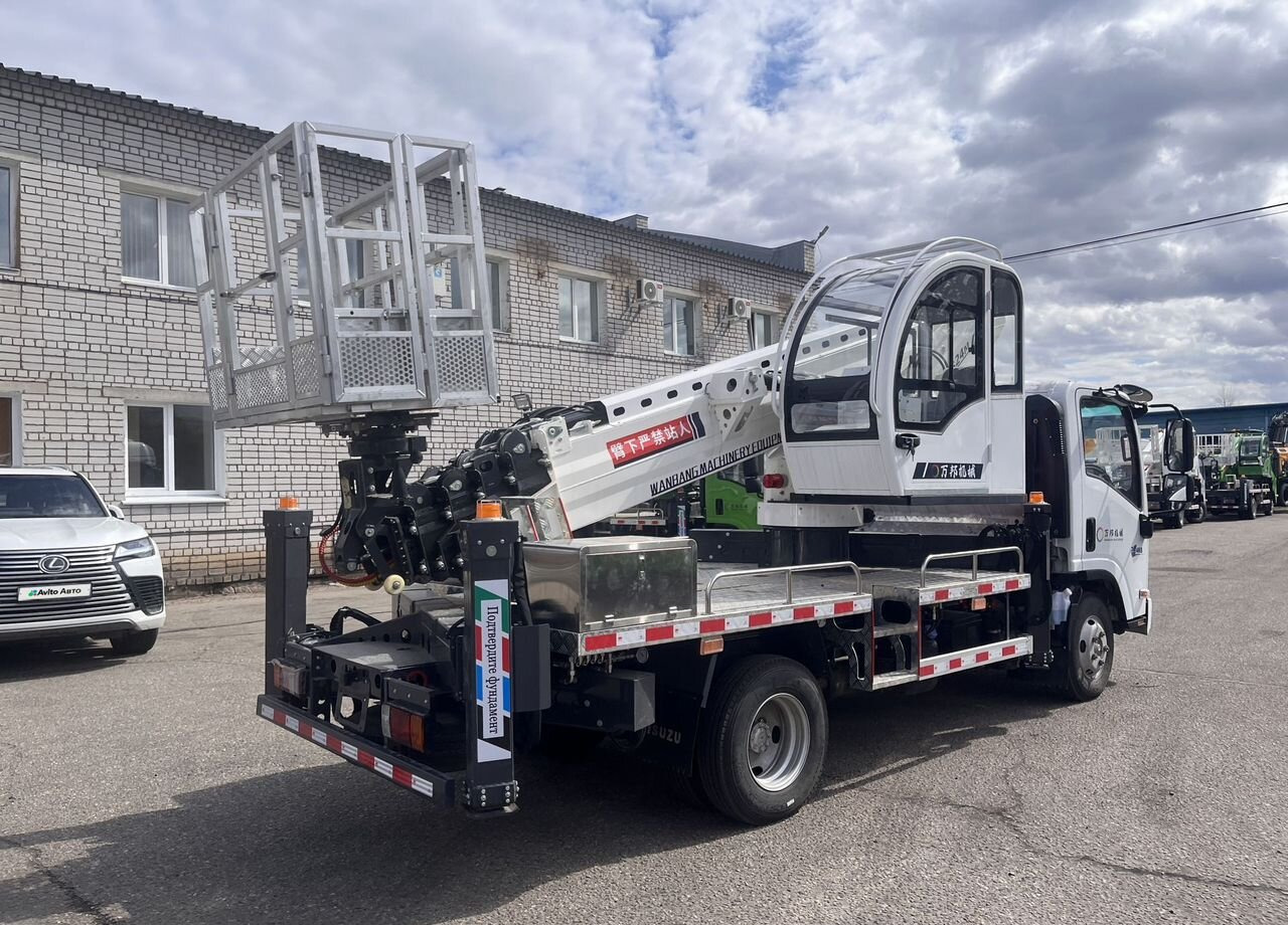 Isuzu Elf - Грузовик с подъемником: фото 1 Isuzu Elf - Грузовик с подъемником: фото 1