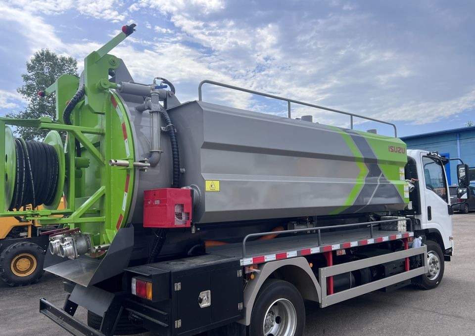 Isuzu Elf - Ассенизатор: фото 4 Isuzu Elf - Ассенизатор: фото 4