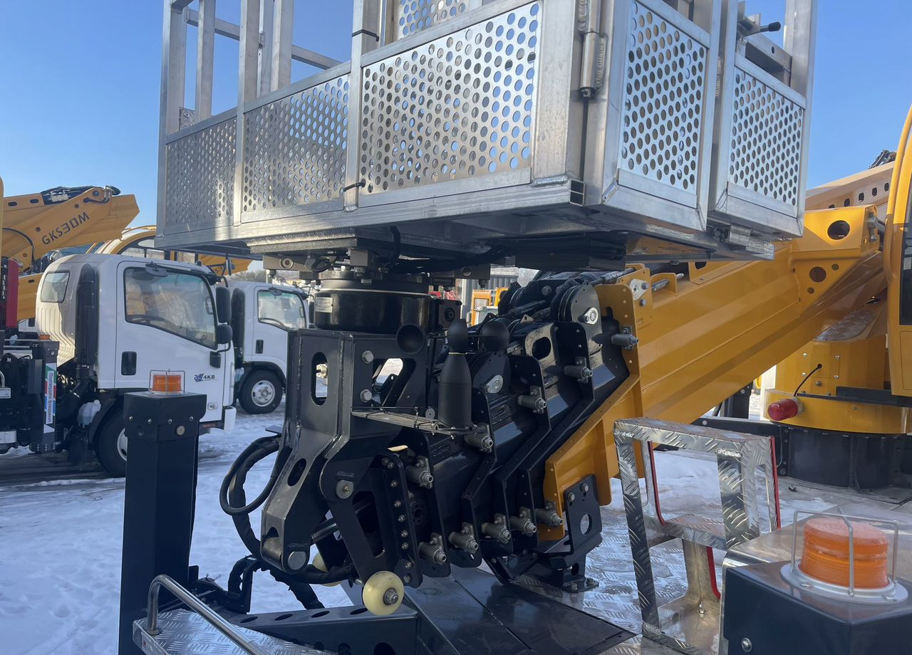 Isuzu Elf - Грузовик с подъемником: фото 5 Isuzu Elf - Грузовик с подъемником: фото 5