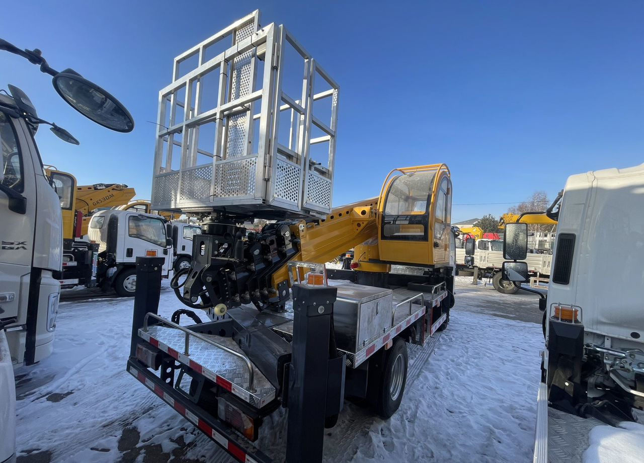 Isuzu Elf - Грузовик с подъемником: фото 4 Isuzu Elf - Грузовик с подъемником: фото 4