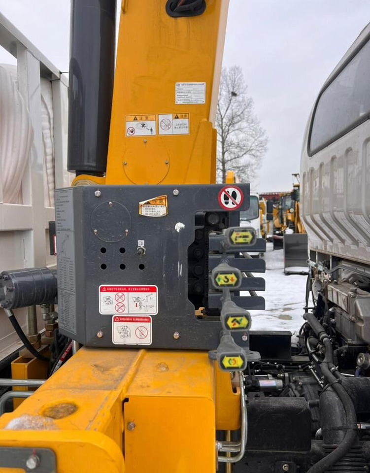 Новый Грузовик бортовой/ Платформа, Автоманипулятор Isuzu Elf: фото 9