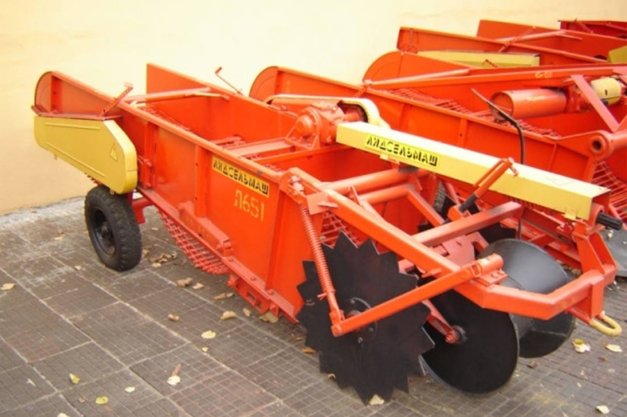 Картофелекопатель Л-651 - Картофельная техника: фото 1 Картофелекопатель Л-651 - Картофельная техника: фото 1