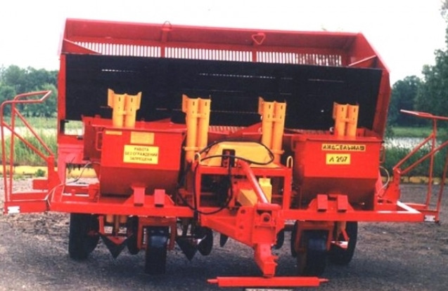 Картофелесажалка Л-207 (прицепная 4-рядная) - Картофелесажалка: фото 1 Картофелесажалка Л-207 (прицепная 4-рядная) - Картофелесажалка: фото 1