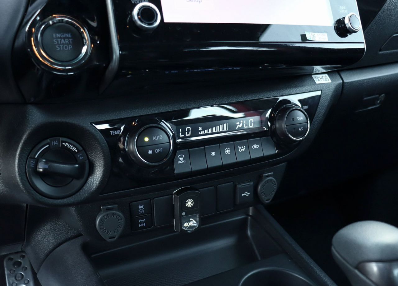 Новый Пикап Toyota Hilux 4.0 AT, Новый: фото 33