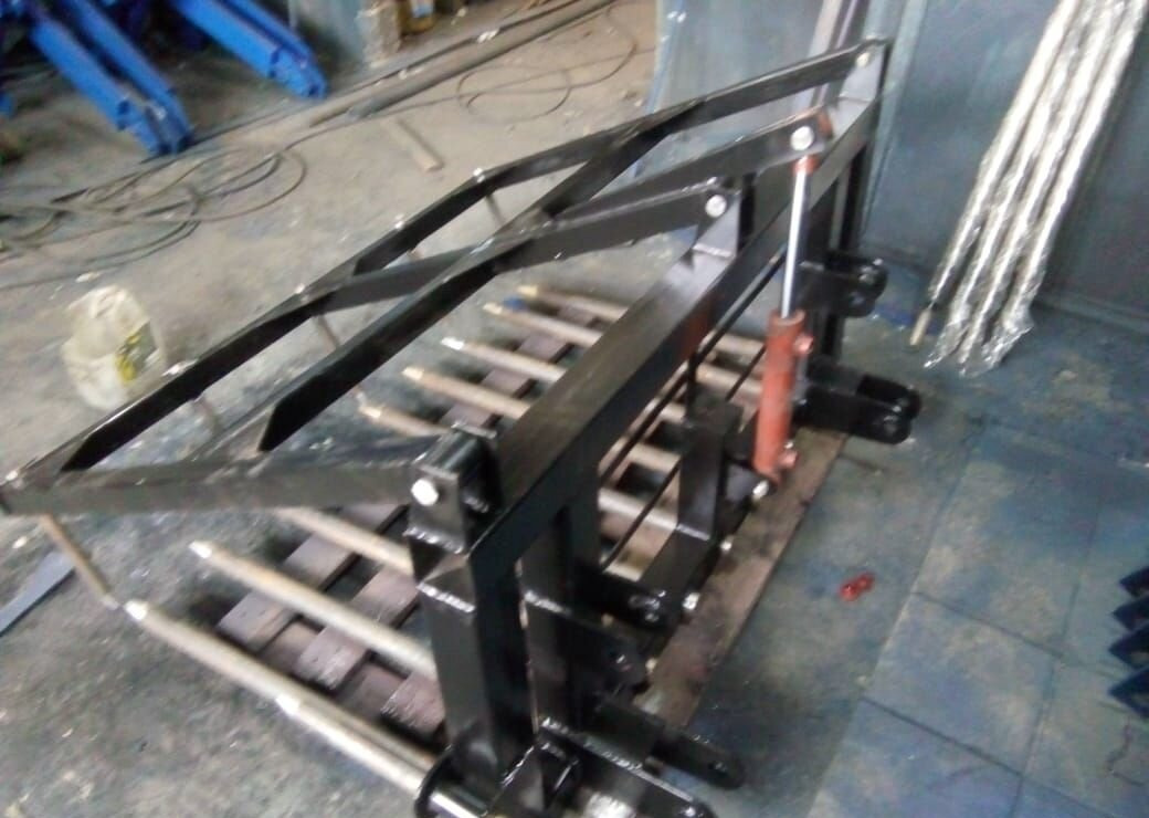 Вилы для сенажа на погрузчик - Вилы для Компактных фронтальных погрузчиков: фото 1 Вилы для сенажа на погрузчик - Вилы для Компактных фронтальных погрузчиков: фото 1