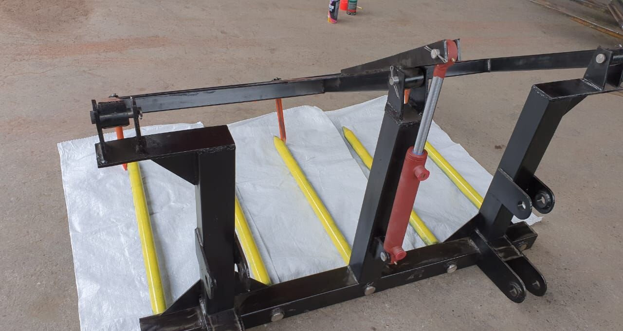 Вилы сено с хлопушкой на Т-25(пл-0,4) - Захват для Сельскохозяйственной техники: фото 1 Вилы сено с хлопушкой на Т-25(пл-0,4) - Захват для Сельскохозяйственной техники: фото 1