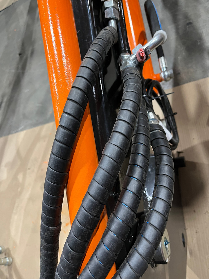 Погрузчик фронтальный FRONTLIFT PRO-2200.EURO, агрегатирование с тракторами мощностью от 130 л.с. - Фронтальный погрузчик для трактора: фото 3 Погрузчик фронтальный FRONTLIFT PRO-2200.EURO, агрегатирование с тракторами мощностью от 130 л.с. - Фронтальный погрузчик для трактора: фото 3