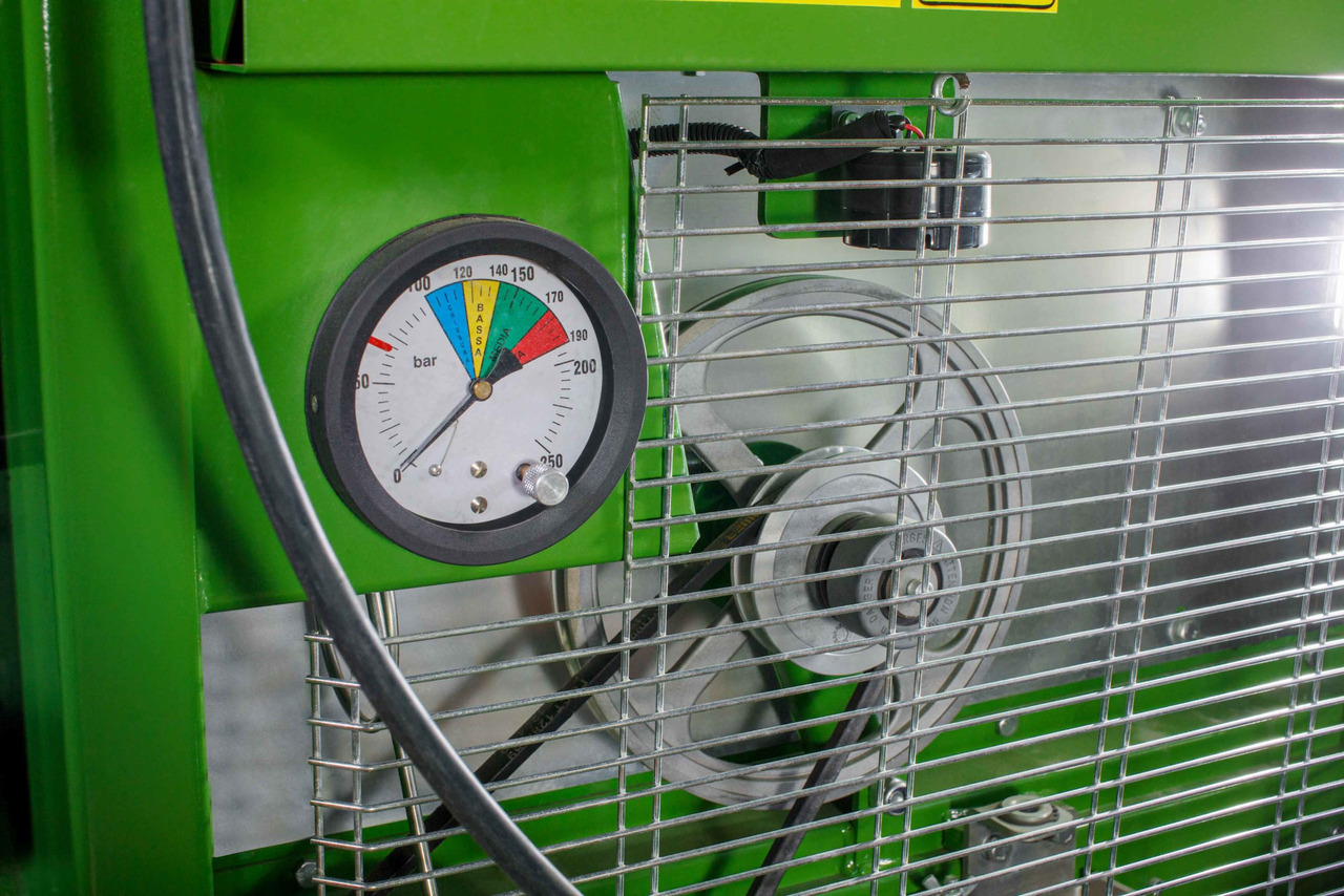 Пресс-подборщик рулонный R12/2000 Super с нитеувязочным устройством - Пресс-подборщик рулонный: фото 2 Пресс-подборщик рулонный R12/2000 Super с нитеувязочным устройством - Пресс-подборщик рулонный: фото 2