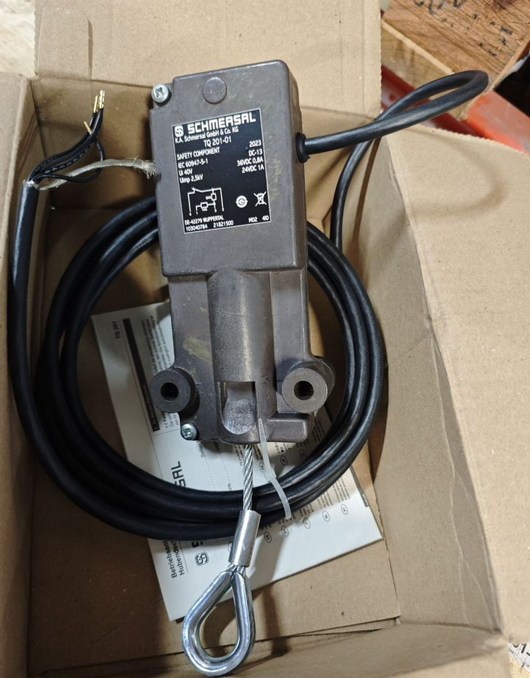 LIEBHERR 12110173 Выключатель 927521808 Liebherr - Электрическая система: фото 1 LIEBHERR 12110173 Выключатель 927521808 Liebherr - Электрическая система: фото 1