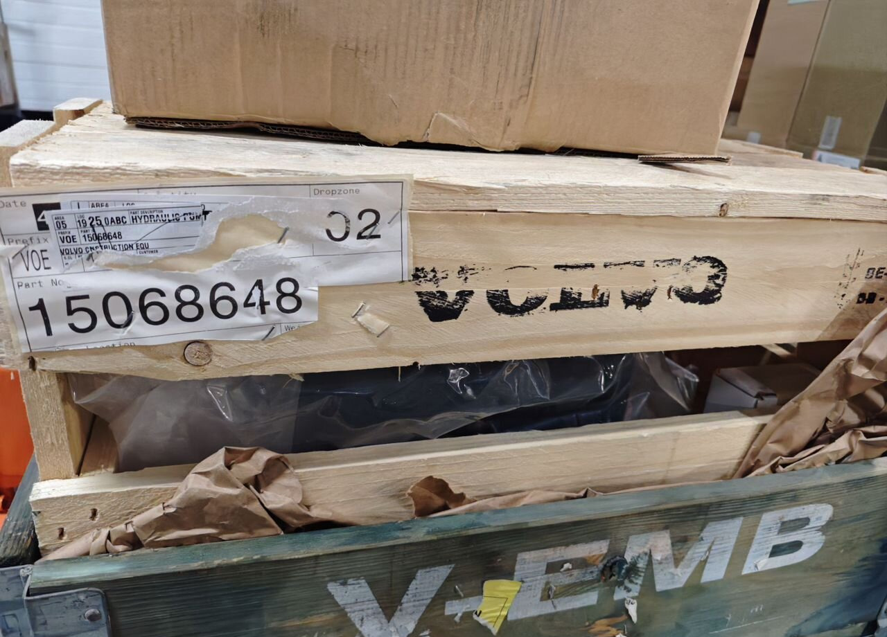 VOLVO 15068648 Насос гидравлический 11709024 volvo - Гидравлика: фото 1 VOLVO 15068648 Насос гидравлический 11709024 volvo - Гидравлика: фото 1