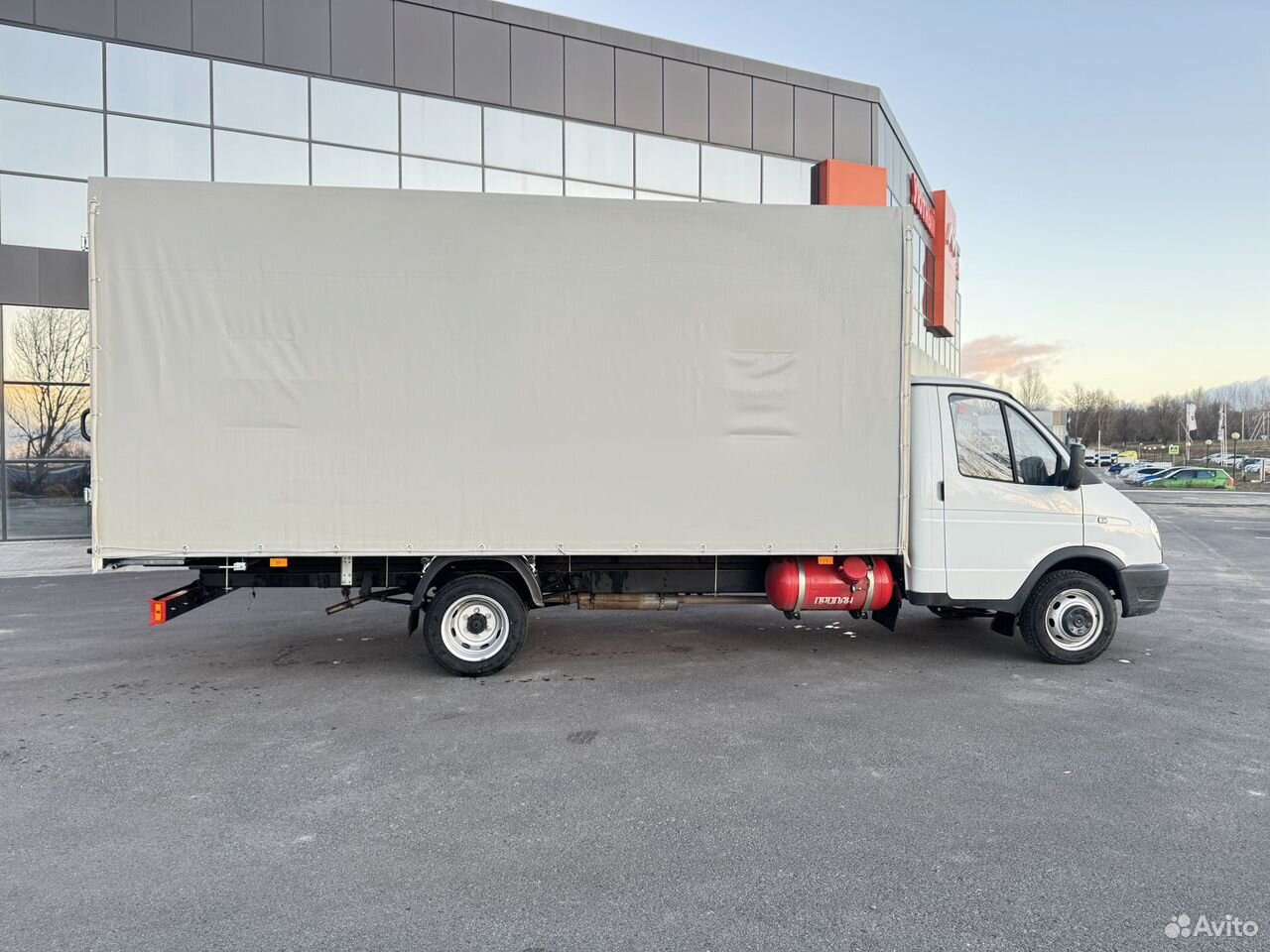 ГАЗ ГАЗель 3302 2.7 MT - Тентованный фургон: фото 4 ГАЗ ГАЗель 3302 2.7 MT - Тентованный фургон: фото 4