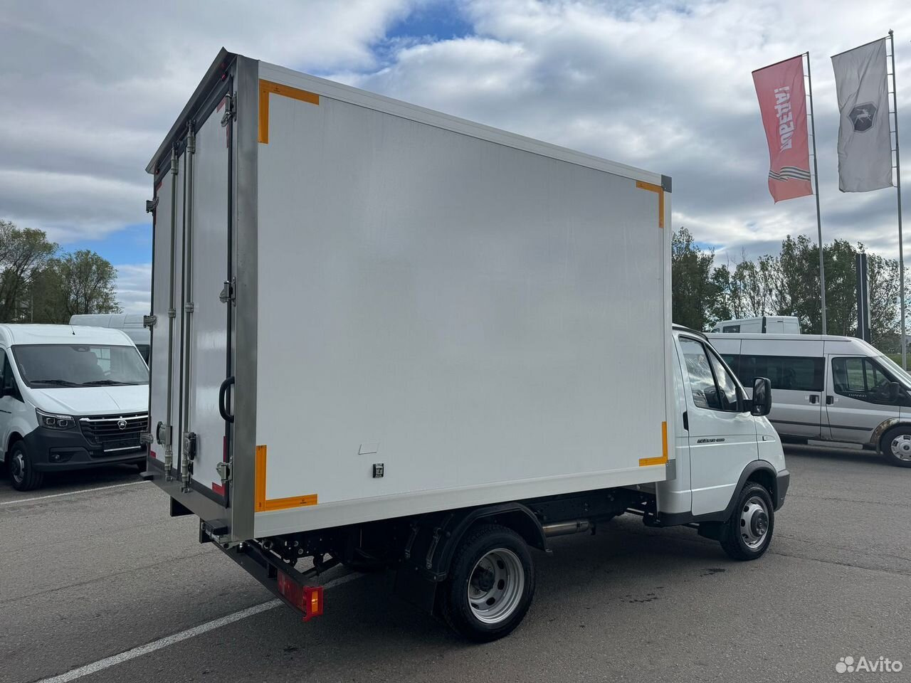 ГАЗ ГАЗель 3302 2.7 MT - Фургон с закрытым кузовом: фото 3 ГАЗ ГАЗель 3302 2.7 MT - Фургон с закрытым кузовом: фото 3