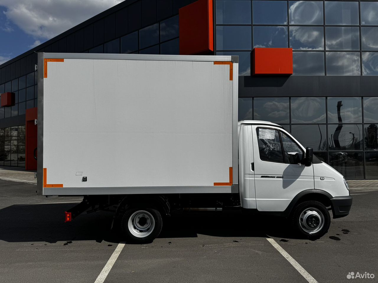 ГАЗ ГАЗель 3302 2.7 MT - Фургон с закрытым кузовом: фото 3 ГАЗ ГАЗель 3302 2.7 MT - Фургон с закрытым кузовом: фото 3