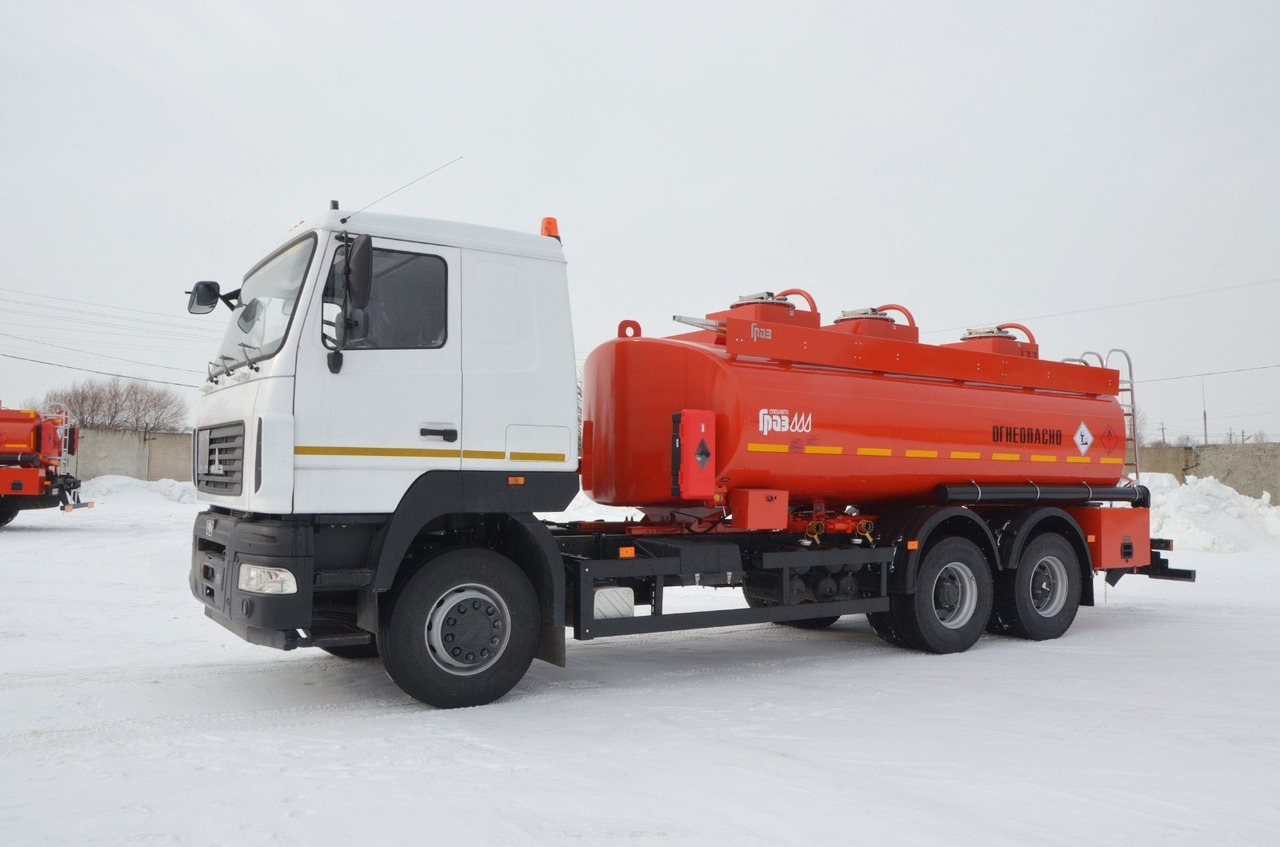 15 кубов 3 отсека - Грузовик с цистерной: фото 1 15 кубов 3 отсека - Грузовик с цистерной: фото 1