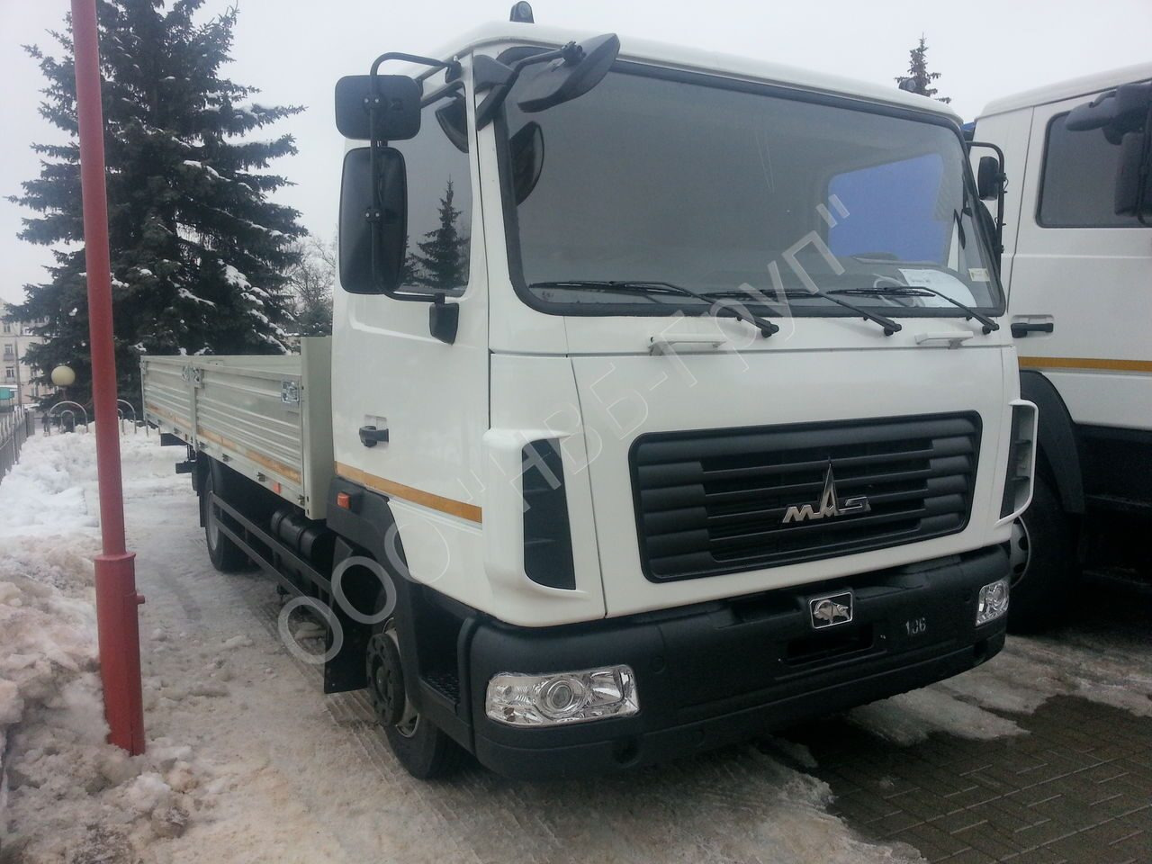 МАЗ-437121-528-000 - Бортовой грузовик/ Платформа: фото 1 МАЗ-437121-528-000 - Бортовой грузовик/ Платформа: фото 1