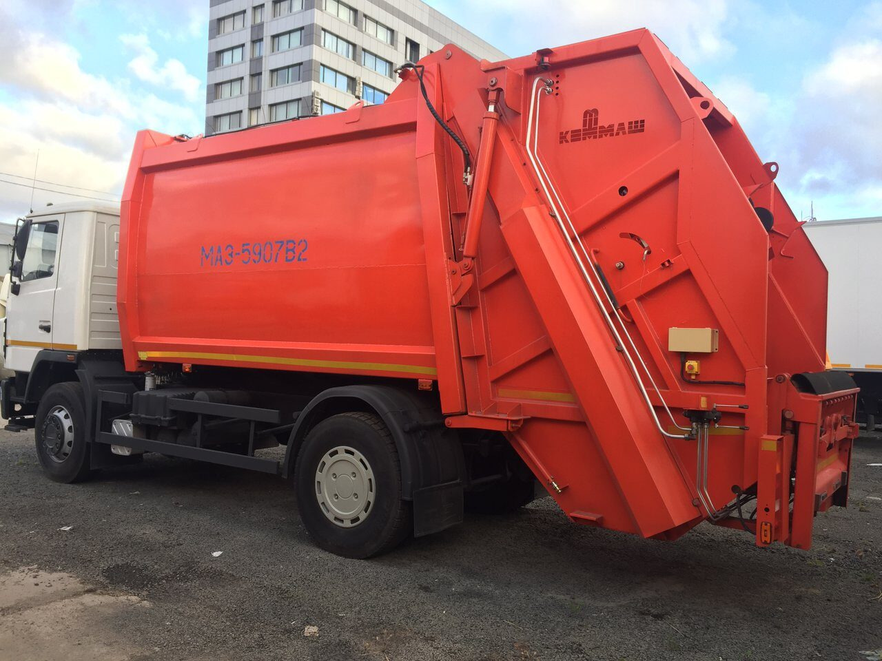Мусоровоз с задней загрузкой и портальным погрузчиком КО-427-090 на шасси МАЗ - Мусоровоз: фото 3 Мусоровоз с задней загрузкой и портальным погрузчиком КО-427-090 на шасси МАЗ - Мусоровоз: фото 3