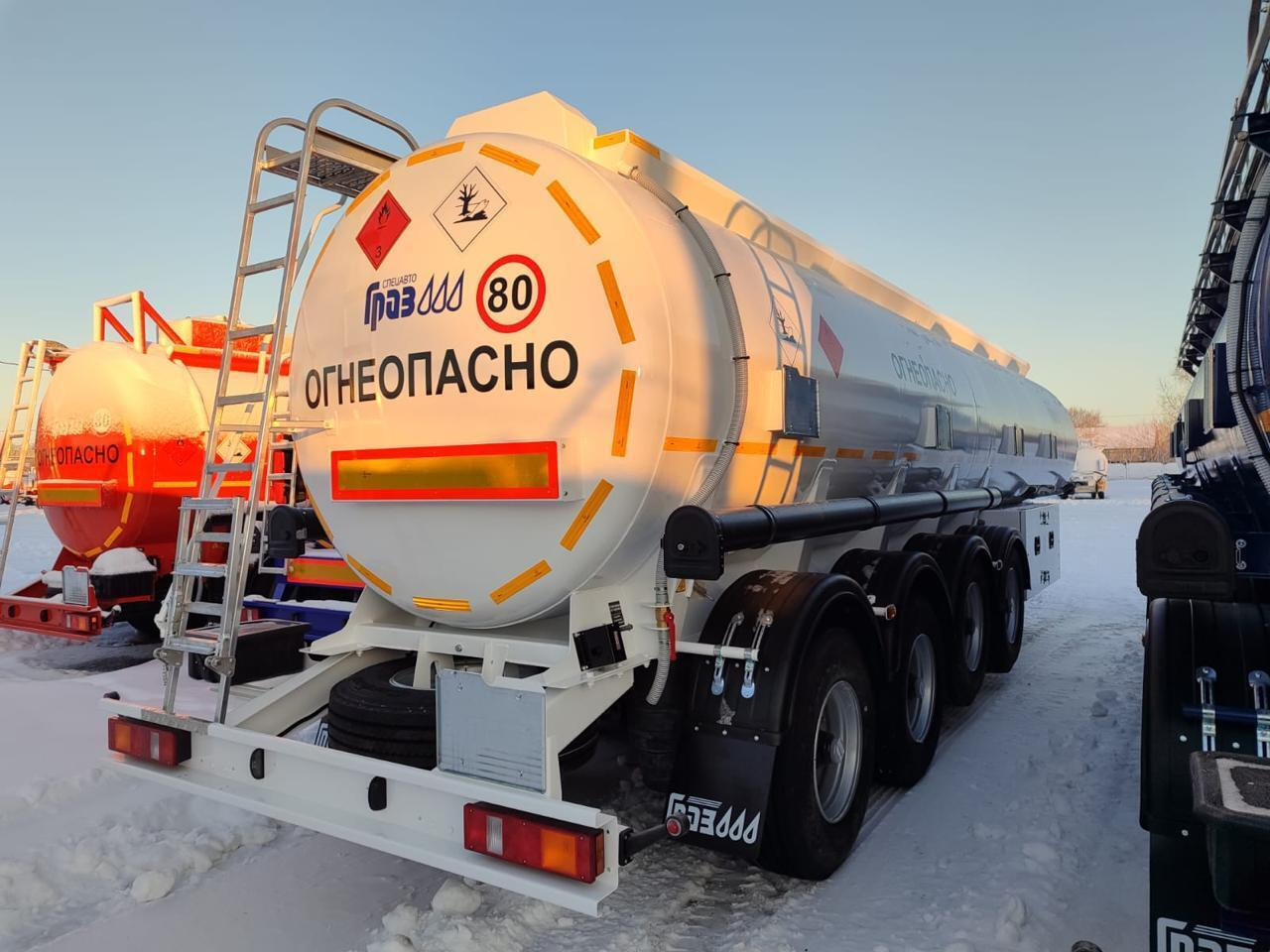 Полуприцеп-бензовоз ГРАЗ-94315 - Полуприцеп-цистерна: фото 1 Полуприцеп-бензовоз ГРАЗ-94315 - Полуприцеп-цистерна: фото 1