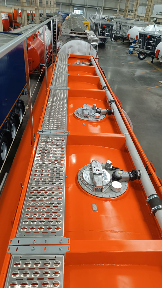 Полуприцеп-бензовоз СЕСПЕЛЬ SF4332 - Полуприцеп-цистерна: фото 4 Полуприцеп-бензовоз СЕСПЕЛЬ SF4332 - Полуприцеп-цистерна: фото 4