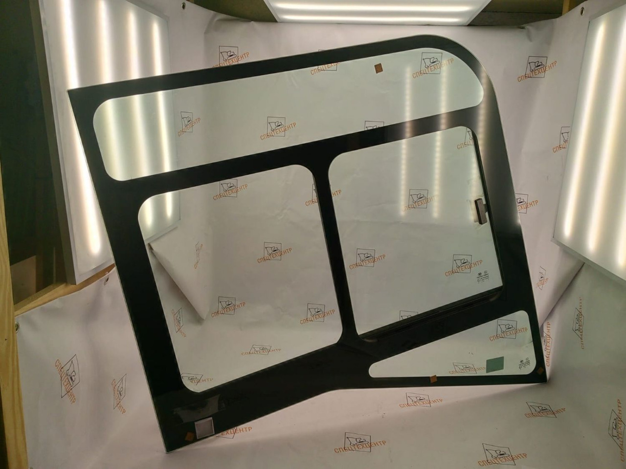 Стекло боковое правое с рамкой SANY SY35 130901000064B013 - Стекло и запчасти для Экскаваторов: фото 1 Стекло боковое правое с рамкой SANY SY35 130901000064B013 - Стекло и запчасти для Экскаваторов: фото 1