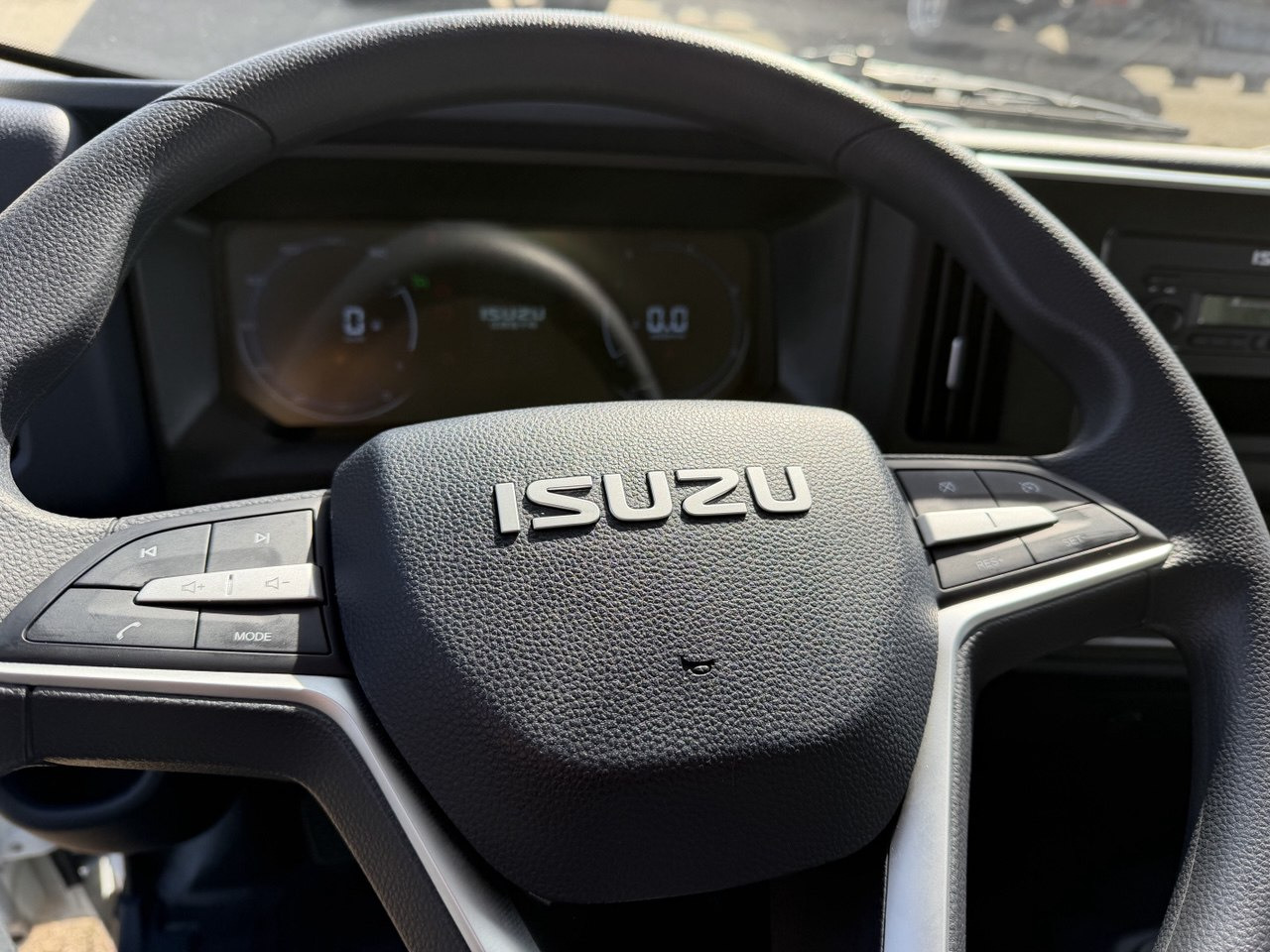 Новый Изотермический грузовик ISUZU Elf ЕМ7: фото 27