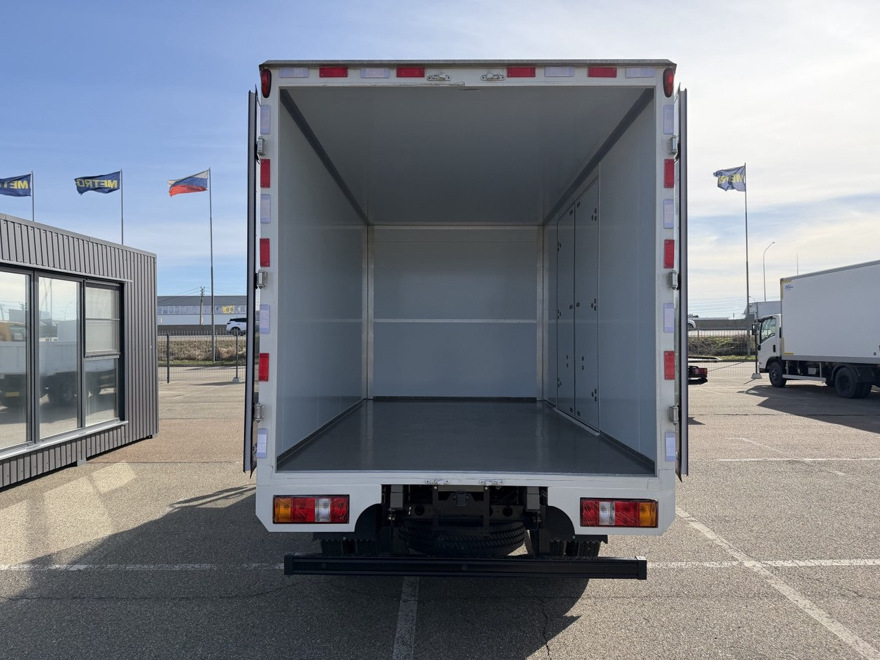 Новый Изотермический грузовик ISUZU Elf ЕМ7: фото 8