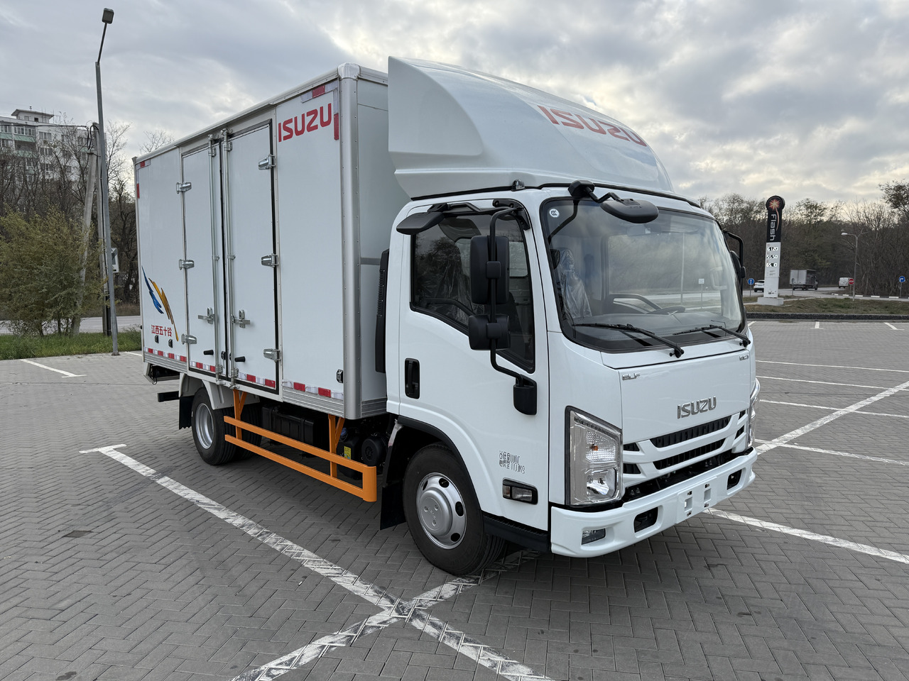 ISUZU ELF - Изотермический грузовик: фото 3 ISUZU ELF - Изотермический грузовик: фото 3