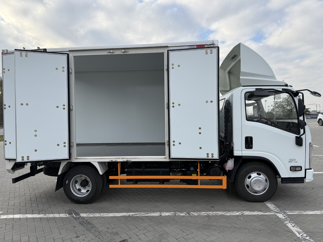 Новый Изотермический грузовик Для транспортировки пищевых продуктов ISUZU ELF: фото 10