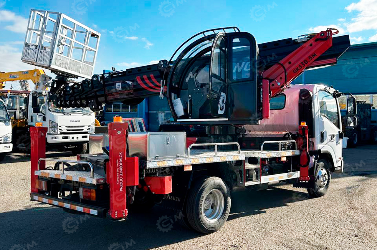 ISUZU Elf - Грузовик с подъемником: фото 3 ISUZU Elf - Грузовик с подъемником: фото 3