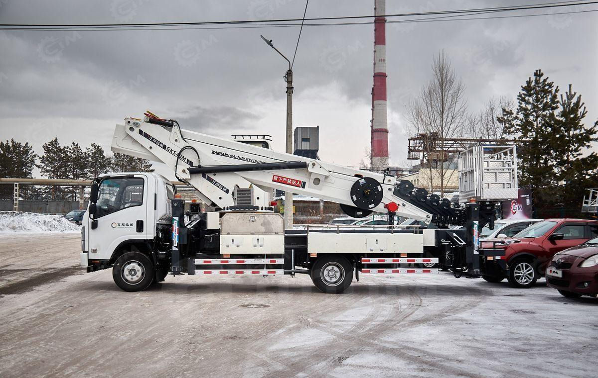 Isuzu Elf - Грузовик с подъемником: фото 2 Isuzu Elf - Грузовик с подъемником: фото 2