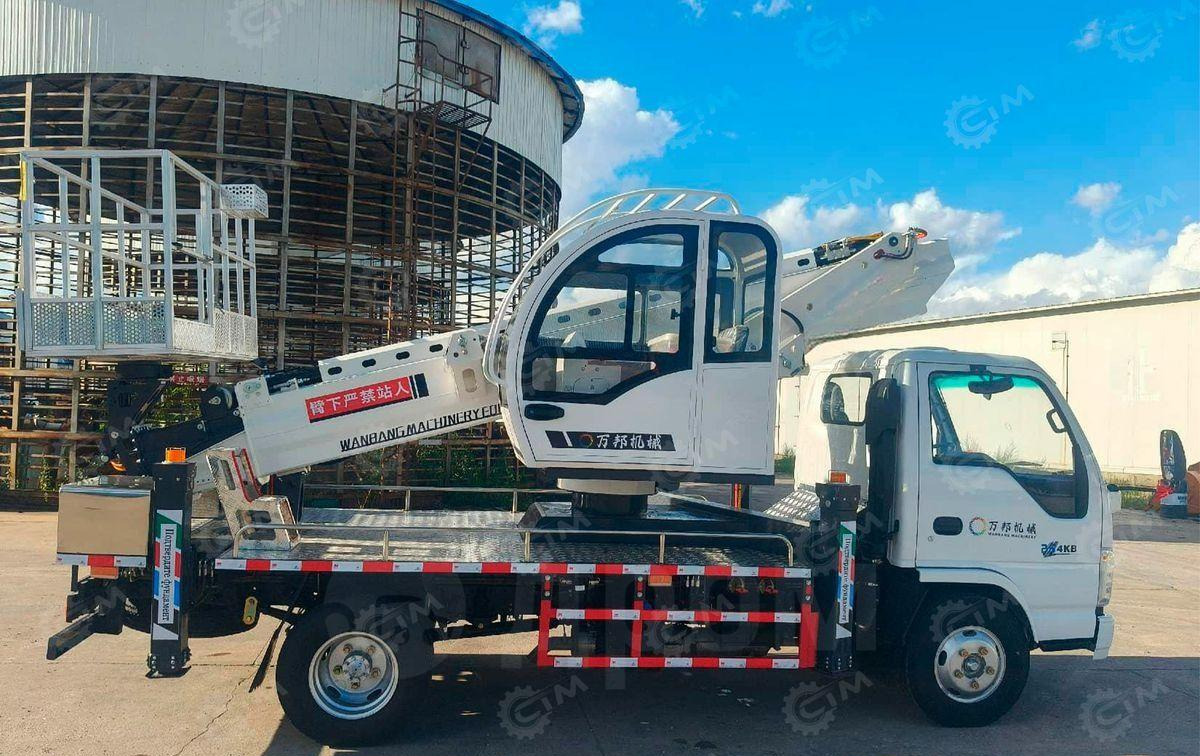 Isuzu Elf - Грузовик с подъемником: фото 2 Isuzu Elf - Грузовик с подъемником: фото 2